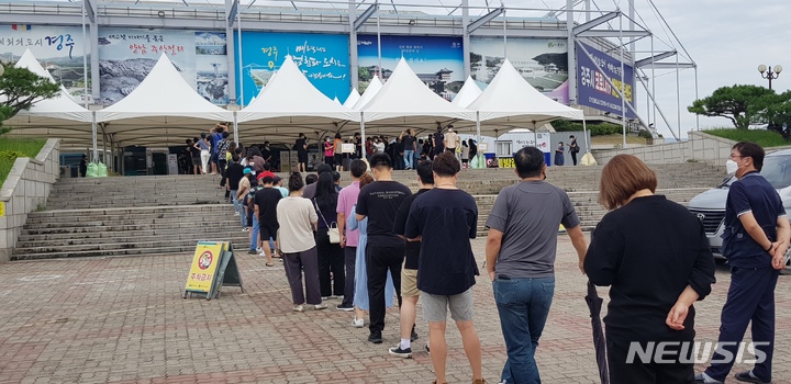 [경주=뉴시스] 이은희 기자= 경주시 미등록 외국인들이 코로나19 예방접종센터에서 임시관리번호를 발급받기 위해 대기하고 있다. 2021.9.15. leh@newsis.com 