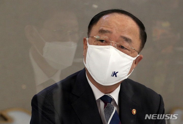 [서울=뉴시스] 배훈식 기자 = 홍남기 경제부총리 겸 기획재정부 장관. (공동취재사진) 2021.09.15. photo@newsis.com