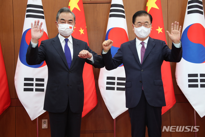 [서울=뉴시스] 배훈식 기자 = 정의용(오른쪽) 외교부 장관과 왕이 중국 외교담당 국무위원 겸 외교부장이 15일 오전 서울 종로구 외교부 청사에서 열린 한-중 외교장관회담에 참석해 기념촬영을 하고 있다. (공동취재사진) 2021.09.15. photo@newsis.com
