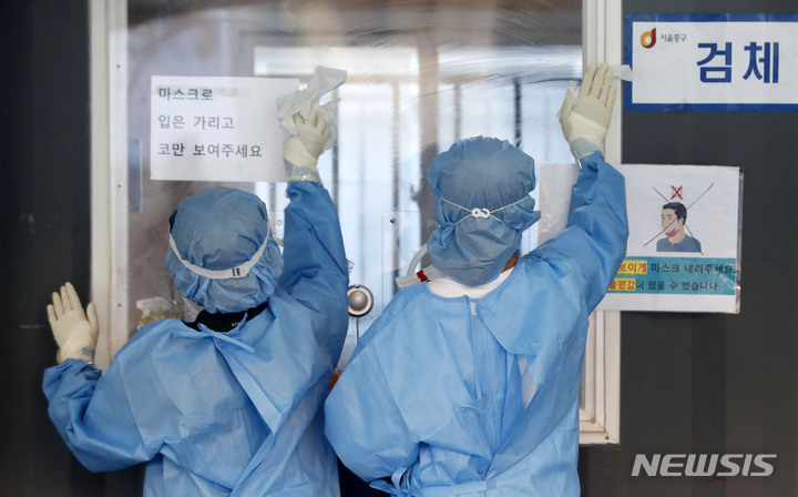 [서울=뉴시스] 홍효식 기자 = 코로나19 신규 확진자가 2,080명으로 집계된 15일 오전 서울역 광장에 마련된 중구 임시 선별검사소에서 관계자들이 운영 시간을 앞두고 업무 준비를 하고 있다. 2021.09.15. yesphoto@newsis.com