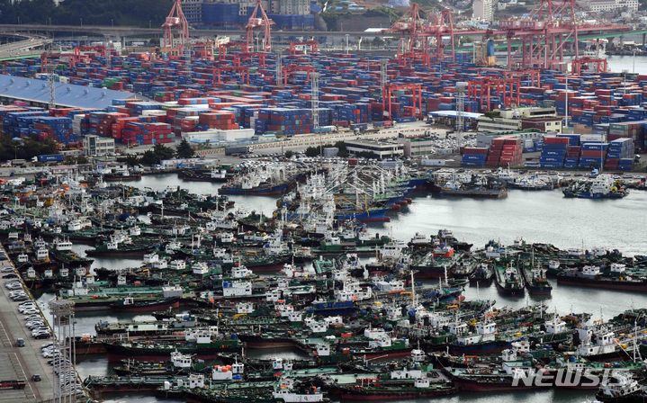 [부산=뉴시스] 하경민 기자 = 제14호 태풍 '찬투'(CHANTHU)가 북상 중인 15일 부산 동구 부산항 5부두에 미리 대피한 선박들이 줄지어 정박하고 있다. 선박 입출항과 부두 하역작업 등 부산항 운영은 오는 16일 오후 6시부터 일시 중단된다. 2021.09.15. yulnetphoto@newsis.com