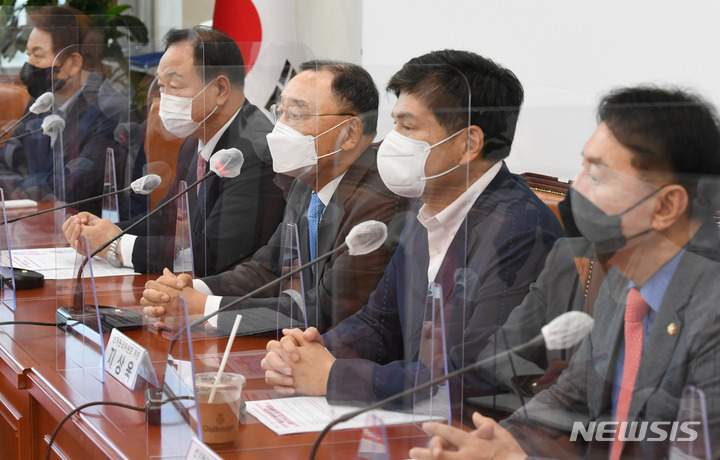 [서울=뉴시스] 최진석 기자 = 정홍원(왼쪽 세번째) 국민의힘 선거관리위원장이 지난 15일 국회에서 열린 국민의힘 경선 선거관리위원 회의에서 발언을 하고 있다. (공동취재사진) 2021.09.15. photo@newsis.com