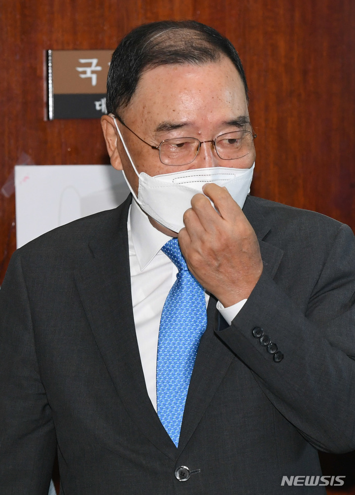 [서울=뉴시스] 최진석 기자 = 정홍원 국민의힘 선거관리위원장이 지난 9월15일 국회에서 선관위 회의를 마치고 회의장을 나오고 있다. (공동취재사진) 2021.09.15. photo@newsis.com