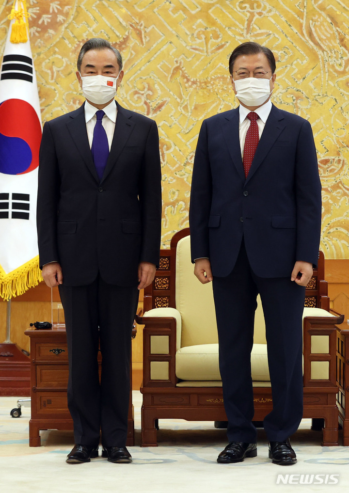 [서울=뉴시스] 전진환 기자 = 문재인 대통령이 15일 청와대 본관 접견실에서 왕이 중국 국무위원 겸 외교부장과 기념사진을 촬영하고 있다. 2021.09.15. amin2@newsis.com