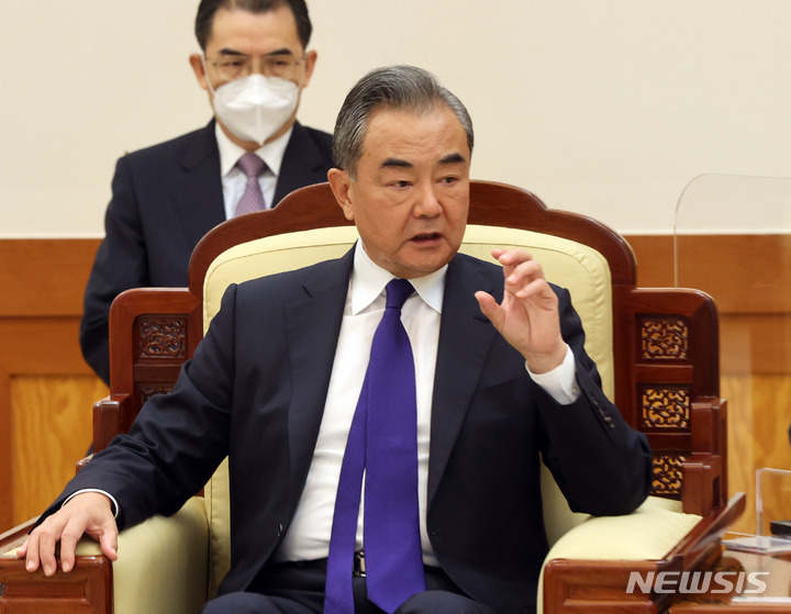 [서울=뉴시스] 전진환 기자 = 왕이 중국 국무위원 겸 외교부장이 15일 청와대 본관 접견실에서 문재인 대통령을 예방해 인사말을 하고 있다. 2021.09.15. amin2@newsis.com