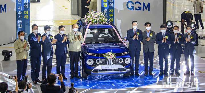 [광주=뉴시스] 변재훈 기자 = 15일 오전 광주 광산구 광주글로벌모터스(GGM) 조립공장에서 광주형 일자리 첫 양산차 '캐스퍼(CASPER)' 1호차가 공개되고 있다. 캐스퍼는 현대자동차와 광주시 등이 설립한 합작법인 GGM이 생산한 현대차 엔트리 SUV 모델이다. 2021.09.15. wisdom21@newsis.com