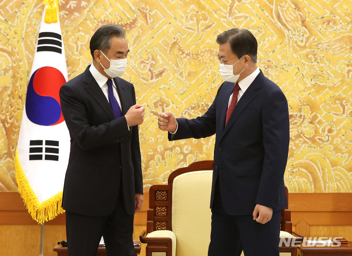 [서울=뉴시스] 전진환 기자 = 문재인 대통령이 15일 청와대 본관 접견실에서 왕이 중국 국무위원 겸 외교부장과 주먹인사하고 있다. 2021.09.15. amin2@newsis.com