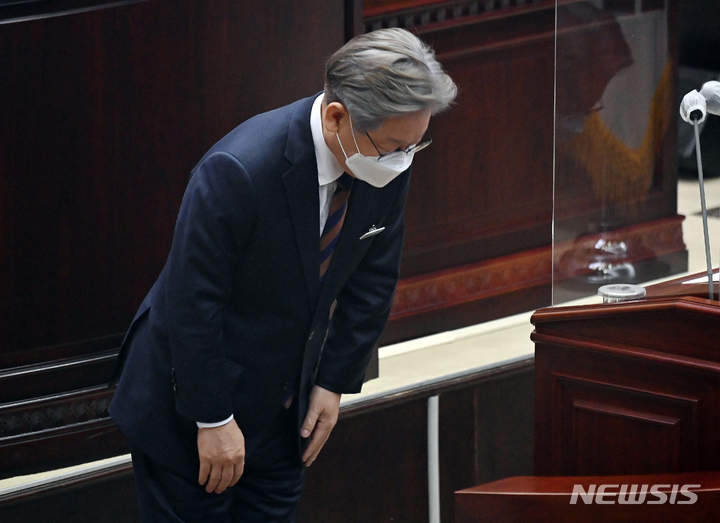 [수원=뉴시스] 김종택기자 = 더불어민주당 대선 주자인 이재명 경기지사가 15일 오전 경기도 수원시 경기도의회에서 열린 제354회 임시회 제4차 본회의에 출석해 '전 도민 재난지원금' 예산이 담긴 경기도 추가경정 예산안이 가결되자 인사하고 있다. 2021.09.15. jtk@newsis.com