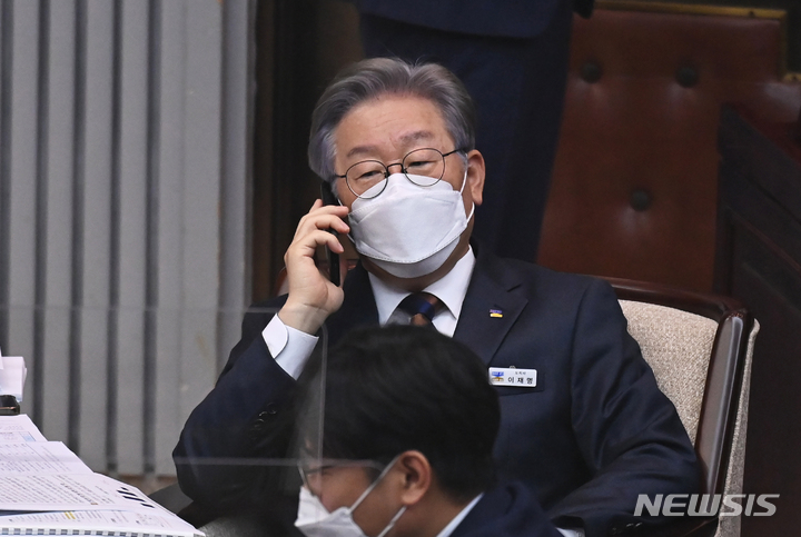 [수원=뉴시스] 김종택기자 = 더불어민주당 대선 주자인 이재명 경기지사가 15일 오전 경기도 수원시 경기도의회에서 열린 제354회 임시회 제4차 본회의에 출석해 휴대폰 통화를 하고 있다. 2021.09.15. jtk@newsis.com