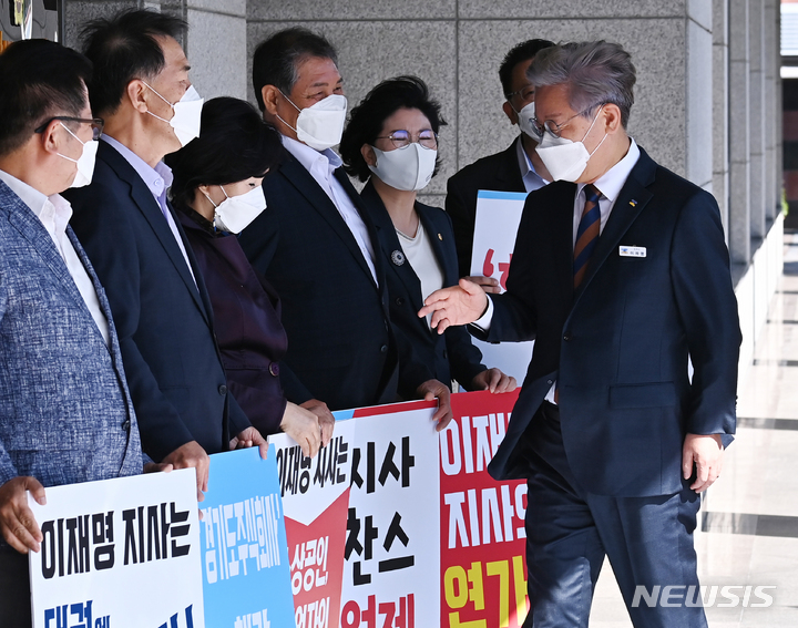 [수원=뉴시스] 김종택기자 = 더불어민주당 대선 주자인 이재명 경기지사가 15일 오전 경기도 수원시 경기도의회에서 화천대유 특혜 의혹 수사를 촉구하는 국민의힘 소속 경기도의원들과 인사하고 있다. 2021.09.15. jtk@newsis.com