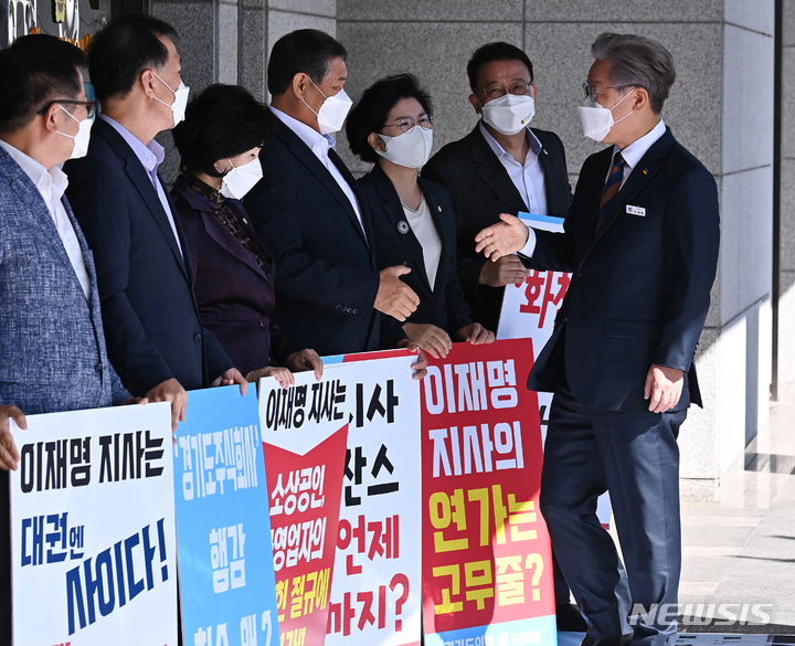 [수원=뉴시스] 김종택기자 = 더불어민주당 대선 주자인 이재명 경기지사가 15일 오전 경기도 수원시 경기도의회에서 화천대유 특혜 의혹 수사를 촉구하는 국민의힘 소속 경기도의원들과 인사하고 있다. 2021.09.15. jtk@newsis.com