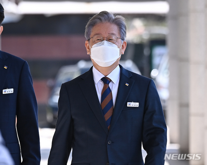 [수원=뉴시스] 김종택기자 = 더불어민주당 대선 주자인 이재명 경기지사가 15일 오전 경기도 수원시 경기도의회에서 열린 제354회 임시회 제4차 본회의에 출석하고 있다. 2021.09.15. jtk@newsis.com