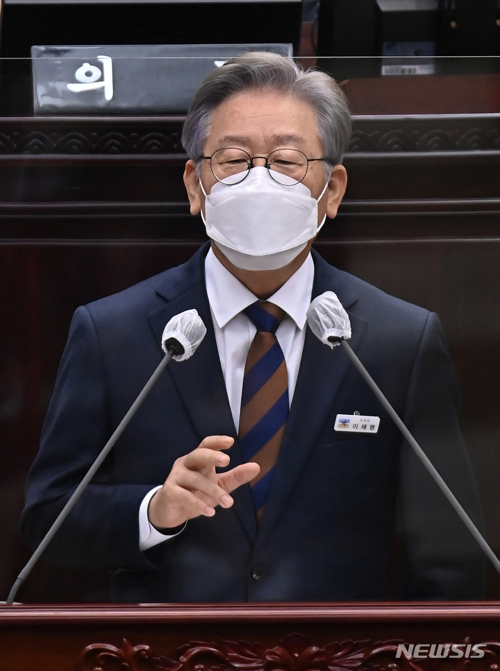 [수원=뉴시스] 김종택기자 = 더불어민주당 대선 주자인 이재명 경기지사가 15일 오전 경기도 수원시 경기도의회에서 열린 제354회 임시회 제4차 본회의에 출석해 '전 도민 재난지원금' 예산이 담긴 경기도 추가경정 예산안이 가결되자 인사말을 하고 있다. 2021.09.15. jtk@newsis.com