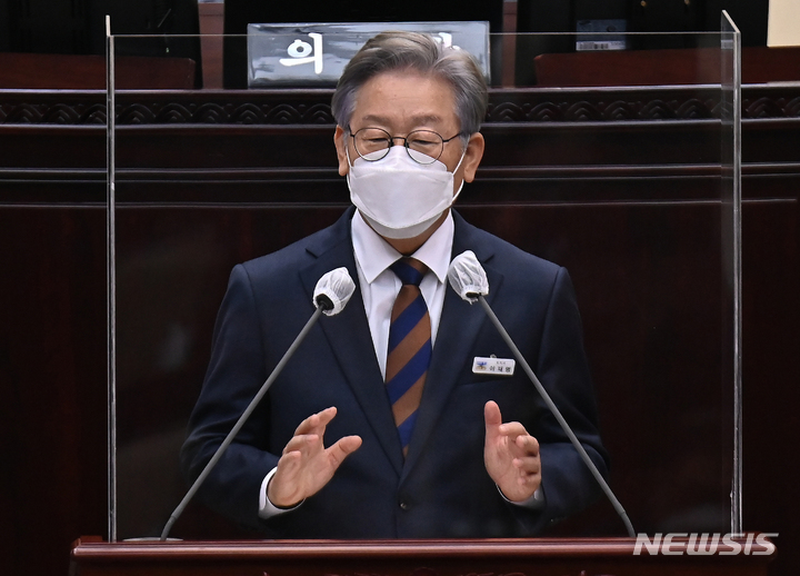[수원=뉴시스] 김종택기자 = 더불어민주당 대선 주자인 이재명 경기지사가 15일 오전 경기도 수원시 경기도의회에서 열린 제354회 임시회 제4차 본회의에 출석해 '전 도민 재난지원금' 예산이 담긴 경기도 추가경정 예산안이 가결되자 인사말을 하고 있다. 2021.09.15. jtk@newsis.com