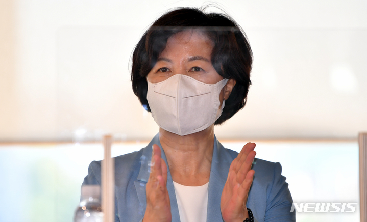 [광주=뉴시스] 류형근 기자 = 더불어민주당 대선 주자인 추미애 전 법무부 장관이 15일 오후 광주 광산구 민주당 광산을 사무실에서 열린 지역위원회 간담회에 참석해 박수를 치고 있다. 2021.09.15. hgryu77@newsis.com