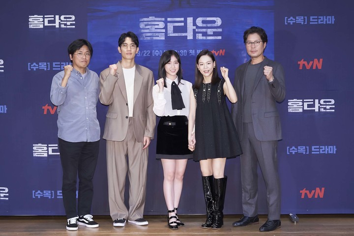 [서울=뉴시스] 박진희 기자 = 박현석(왼쪽부터) 감독, 배우 엄태구, 이레, 한예리, 유재명이 15일 tvN 수목드라마 '홈타운' 온라인 제작발표회를 하고 있다. (사진=CJENM 제공) 2021.09.15. photo@newsis.com *재판매 및 DB 금지