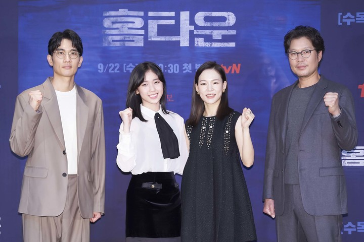 [서울=뉴시스] 박진희 기자 = 배우 엄태구(왼쪽부터), 이레, 한예리, 유재명이 15일 tvN 수목드라마 '홈타운' 온라인 제작발표회를 하고 있다. (사진=CJENM 제공) 2021.09.15. photo@newsis.com *재판매 및 DB 금지