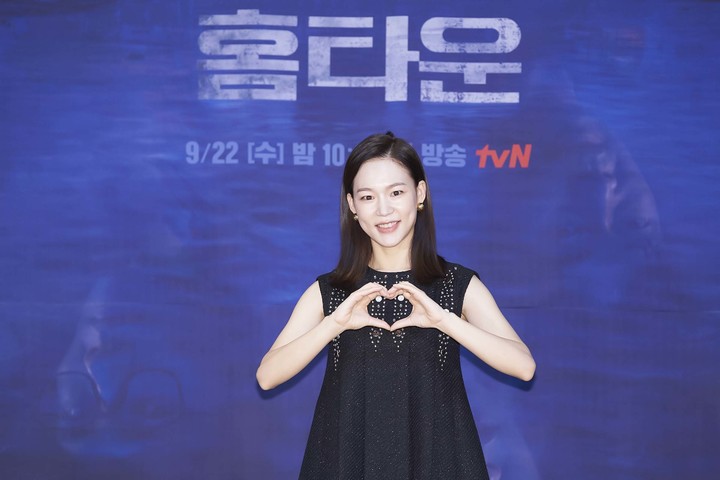 [서울=뉴시스] 박진희 기자 = 배우 한예리가 15일 tvN 수목드라마 '홈타운' 온라인 제작발표회를 하고 있다. (사진=CJENM 제공) 2021.09.15. photo@newsis.com *재판매 및 DB 금지