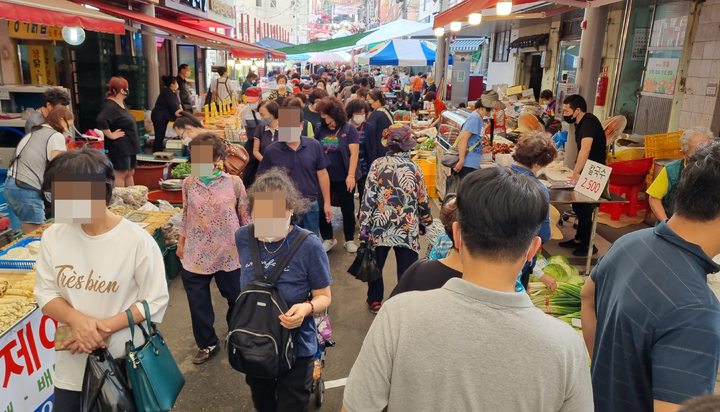 [울산=뉴시스] 배병수 기자 = 추석명절을 엿새앞둔 지난 15일 오후 울산 중구 태화시장에 제수용품 등을 구입하러 나온 시민들로 북적이고 있다. 2021.09.15. bbs@newsis.com