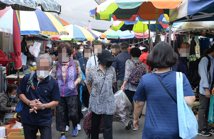 [울산=뉴시스] 배병수 기자 = 울산 중구 태화시장에  제수용품 등을 구입하러 나온 시민들로 북적이고 있다. 2021.09.15. bbs@newsis.com