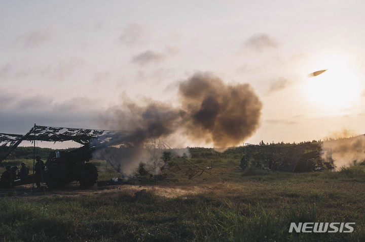 [펑후=AP/뉴시스] 15일 대만 펑후현에서 실시된 한광훈련 중 대만 포부대가 해안 상륙부대를 저지하기 위한 실사격 훈련을 하고 있다. 매년 5일간 실시되는 이 훈련은 대만을 자국의 영토라고 주장하는 중국의 공격에 대비하기 위한 것으로 중국군의 미사일 공격은 물론 상륙작전, 전자전, 사이버전 등 모든 침입을 시나리오로 해서 실시한다. 2021.09.15.