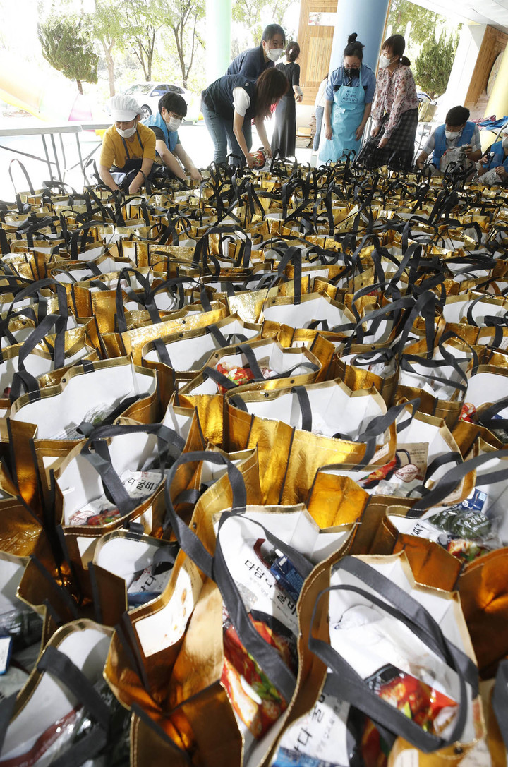 [광주=뉴시스] 변재훈 기자 = 15일 광주 북구 종합자원봉사센터에서 자원봉사단체 회원들과 동 캠프지기들이 추석을 앞두고 코로나19 장기화로 생활에 어려움을 겪는 관내 독거노인·장애인들에게 전달할 명절 음식을 포장하고 있다. (사진=광주 북구 제공) 2021.09.15. photo@newsis.com *재판매 및 DB 금지