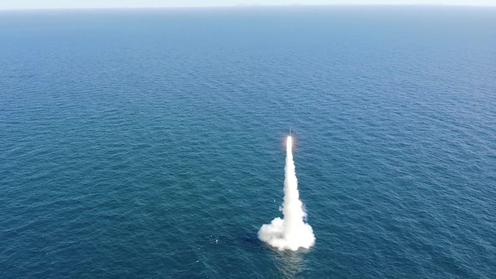 [서울=뉴시스] 조수정 기자 = 우리나라가 독자개발한 잠수함발사탄도미사일(SLBM·Submarine-Launched Ballistic Missile)의 최종 시험 발사에 성공했다고 국방과학연구소가 15일 밝혔다. 사진은 15일 오후 우리 군이 독자설계하고 건조한 최초 3000t급 잠수함인 도산안창호함에 탑재돼 수중에서 발사되고 있는 SLBM. 우리나라는 세계에서 7번째 SLBM 보유국이 됐다. (국방과학연구소 제공 영상 캡처) 2021.09.15. photo@newsis.com *재판매 및 DB 금지