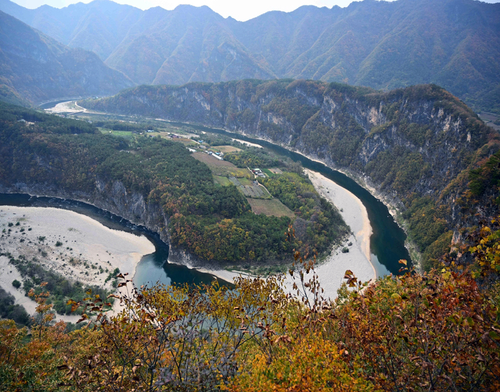 [서울=뉴시스]백운산 칠족령 전망대에서 바라본 동강 (사진 = 문화재청) 2021.9.16. photo@newsis.com