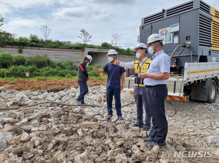 [전주=뉴시스]윤난슬 기자 = 한국전력공사 전북본부는 박헌규 미래전략기획부사장이 관내 군산 수상태양광과 김제 철탑공사 현장을 방문해 '추석 연휴 대비 전력설비 특별점검'을 시행했다고 16일 밝혔다.(사진=한전 전북본부 제공) 