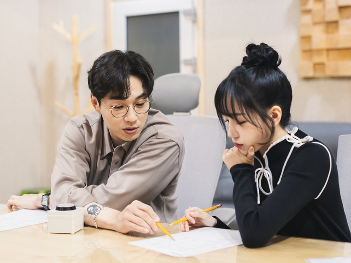 [서울=뉴시스] 조유리 이석훈 듀엣 사진 (사진=웨이크원 제공) 2021.09.16. photo@newssis.com *재판매 및 DB 금지