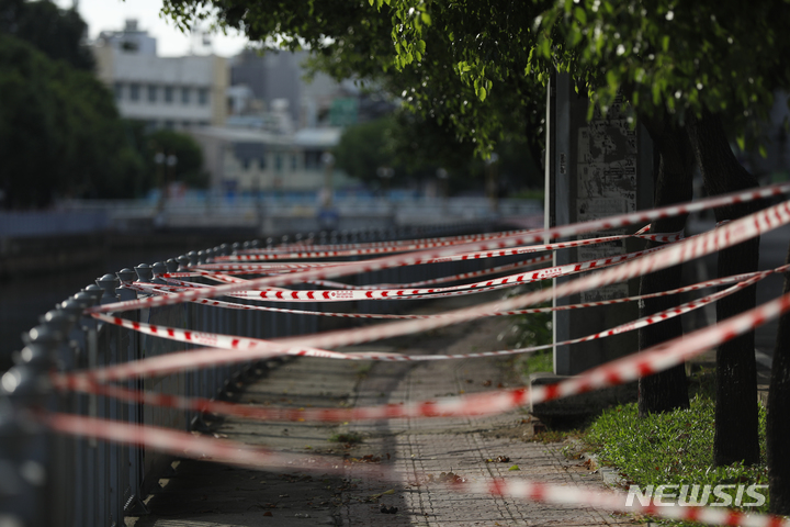 [호치민(베트남)=AP/뉴시스]세계 1, 2위 커피 수출국인 브라질과 베트남이 각각 이상기후와 코로나19의 영향으로 커피 생산 및 수출에 차질을 빚어 당분간 국제 커피 가격이 상대적으로 상승할 전망이다. 사진은 지난 7월 코로나19 락다운 조치를 취한 호치민시.2021.09.16.