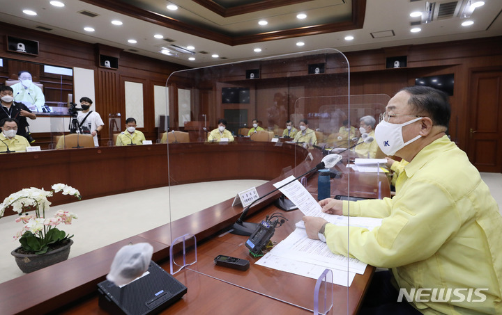 [서울=뉴시스] 배훈식 기자 = 홍남기 경제부총리 겸 기획재정부 장관이 16일 오전 서울 종로구 정부서울청사에서 열린 제45차 비상경제 중앙대책본부 회의에 참석해 발언하고 있다. (공동취재사진) 2021.09.16. photo@newsis.com