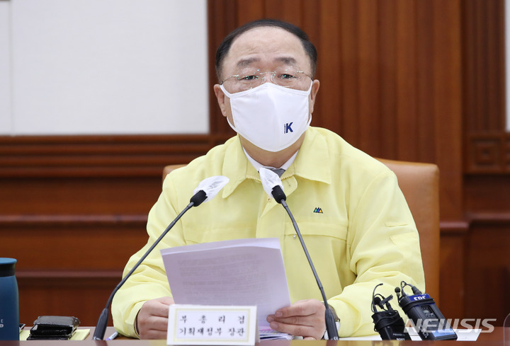 [서울=뉴시스] 배훈식 기자 = 홍남기 경제부총리 겸 기획재정부 장관이 16일 오전 서울 종로구 정부서울청사에서 열린 제45차 비상경제 중앙대책본부 회의에 참석해 발언하고 있다. (공동취재사진) 2021.09.16. photo@newsis.com