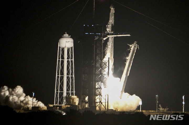 [케네디우주센터=AP/뉴시스]지난 9월15일(현지시간) 미국 플로리다 케이프커내버럴 케네디우주센터 39A 발사대에서 일론 머스크의 우주 탐사기업 스페이스X의 유인 우주선 '크루 드래건'이 우주 발사체 '팰컨 9'에 실려 발사되는 모습. 2021.11.05.