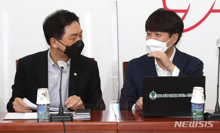 [서울=뉴시스] 최진석 기자 = 이준석(오른쪽) 국민의힘 대표가 16일 오전 서울 여의도 국회에서 열린 최고위원회에서 김기현 원내대표와 이야기하고 있다. (공동취재사진) 2021.09.16. photo@newsis.com