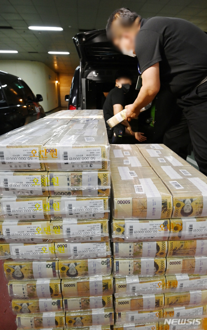 [서울=뉴시스] 사진공동취재단 = 16일 오전 서울 강남구 한국은행 강남본부에서 추석자금방출이 이뤄지고 있다. 2021.09.16. photo@newsis.com