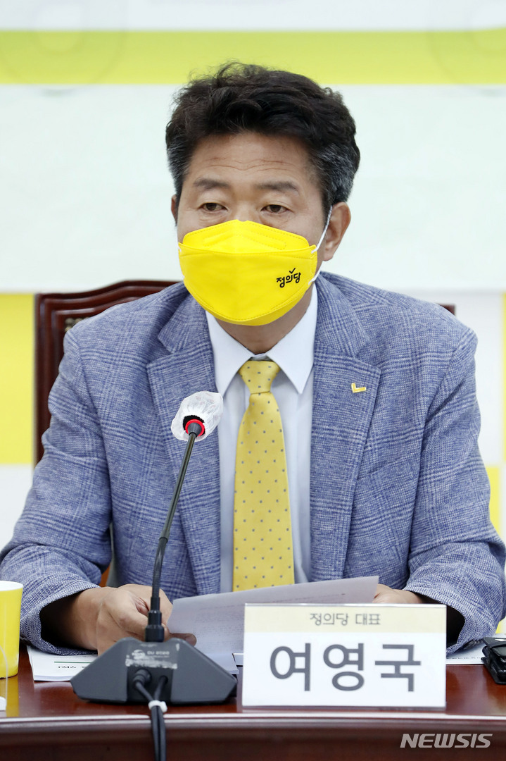 [서울=뉴시스] 최동준 기자 = 여영국 정의당 대표가 16일 서울 여의도 국회에서 열린 '위드코로나, 국민참여형 방역체계로 전환을 위한 긴급 정책토론회'에서 발언하고 있다. 2021.09.16. photocdj@newsis.com