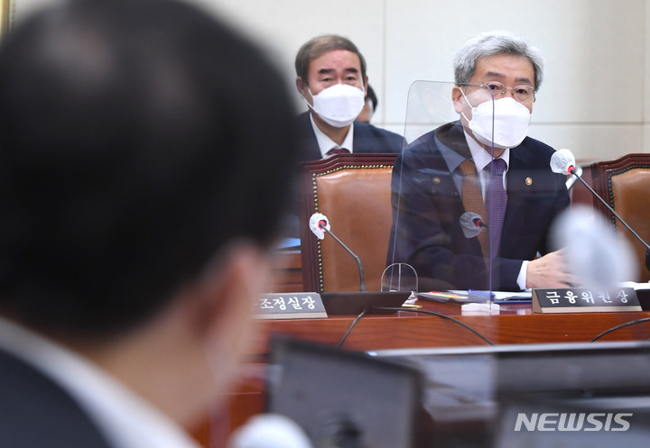 [서울=뉴시스] 최진석 기자 = 고승범 금융위원장이 지난 16일 오전 서울 여의도 국회에서 열린 정무위원회 전체회의에서 의원들의 질의에 답변하고 있다. (공동취재사진) 2021.09.16. photo@newsis.com