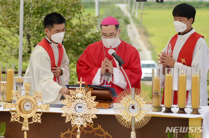 [완주=뉴시스] 김얼 기자 = 천주교 전주교구장 김선태 사도 요한 주교를 비롯한 관계자들이 16일 전북 완주군 초남이성지 유해 안치소 마당에서 '한국 최초의 순교자 복자 윤지충 바오로와 권상연 야고보, 신유박해 순교자 복자 윤지헌 프란치스코 현양 미사 및 유해 안치식'에 참석해 미사를 드리고 있다. 2021.09.16. pmkeul@newsis.com