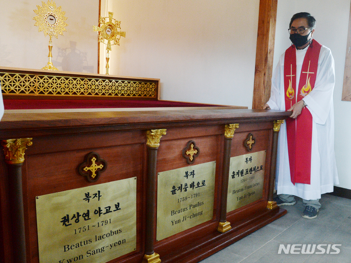 [완주=뉴시스] 김얼 기자 = '한국 최초의 순교자 복자 윤지충 바오로와 권상연 야고보, 신유박해 순교자 복자 윤지헌 프란치스코 현양 미사 및 유해 안치식'이 열린 16일 전북 완주군 초남이성지 유해 안치소에서 한 신부가 장내를 정돈하고 있다. 2021.09.16. pmkeul@newsis.com