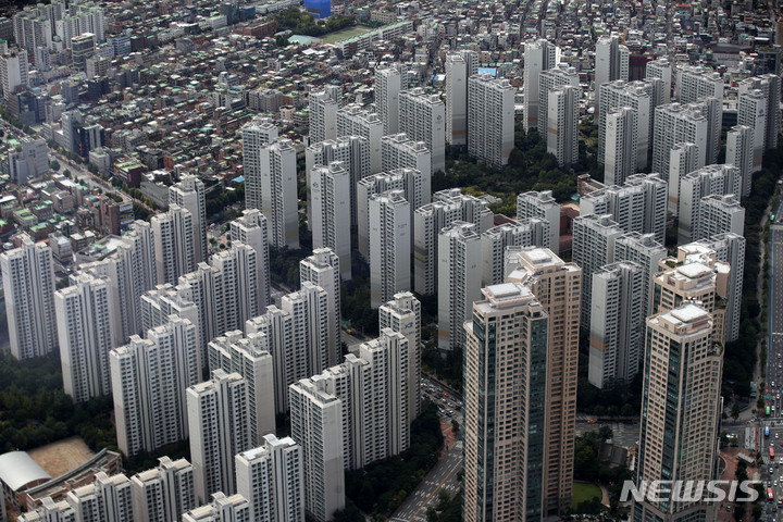 [서울=뉴시스] 김선웅 기자 = 16일 오후 서울 송파구 롯데월드타워 전망대 서울스카이에서 바라본 도심 아파트단지와 주택가의 모습. 2021.09.16. mangusta@newsis.com