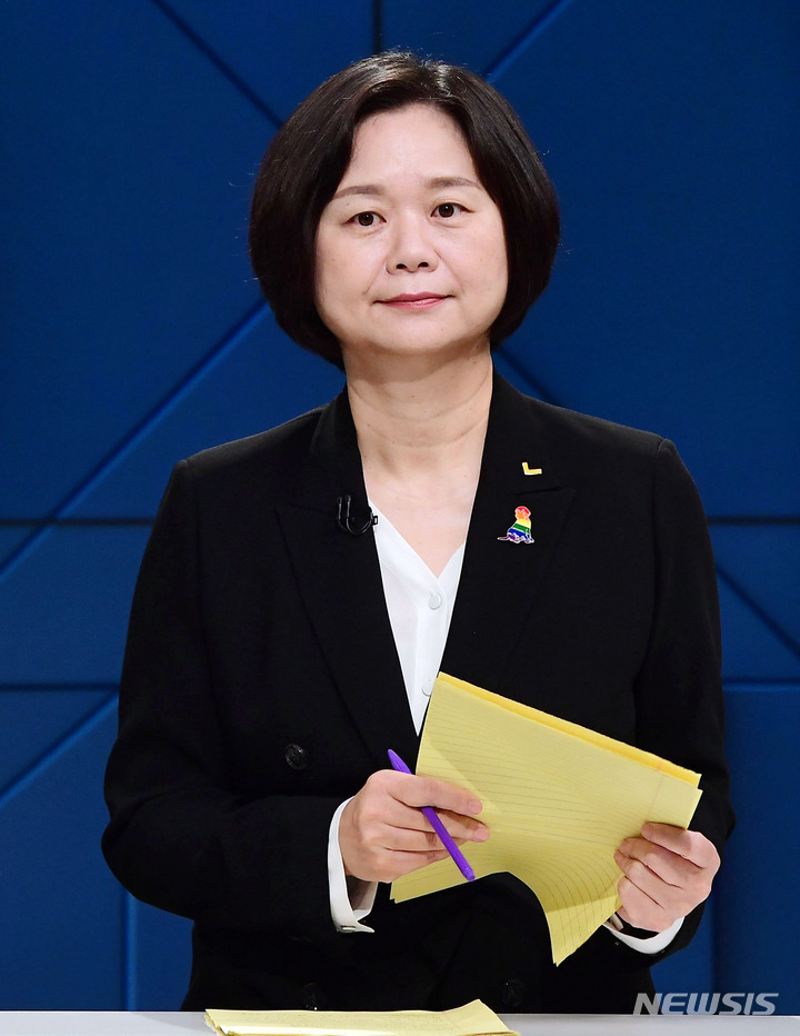 [서울=뉴시스] 국회사진기자단 = 이정미 정의당 대선 경선 후보가 16일 서울 양천구 SBS에서 대선 경선 1차 방송토론회 준비를 하고 있다. 2021.09.16. photo@newsis.com