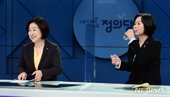[서울=뉴시스] 국회사진기자단 = 정의당 심상정(왼쪽), 이정미 대선 경선 후보가 16일 서울 양천구 SBS에서 대선 경선 1차 방송토론회 준비를 하고 있다. 2021.09.16. photo@newsis.com