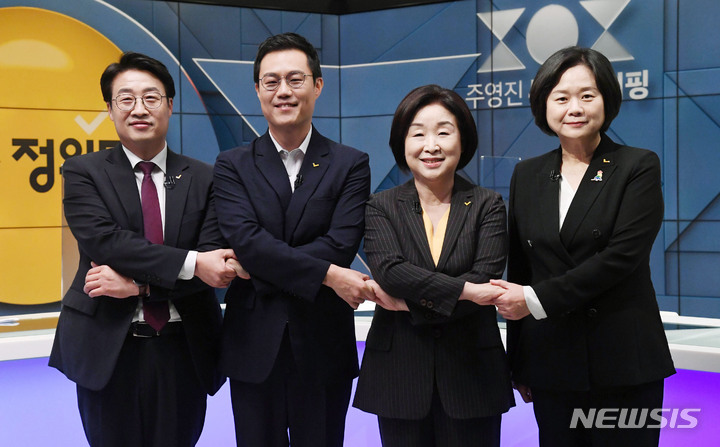 [서울=뉴시스] 국회사진기자단 = 정의당 김윤기(왼쪽부터), 황순식, 심상정, 이정미 대선 경선 후보가 16일 서울 양천구 SBS에서 대선 경선 1차 방송토론회 전 포즈를 취하고 있다. 2021.09.16. photo@newsis.com