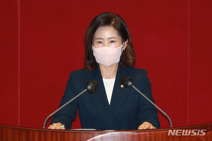 [서울=뉴시스] 최진석 기자 = 김미애 국민의힘 의원이 16일 오후 서울 여의도 국회에서 교육·사회·문화에 관한 대정부질문을 하고 있다. (공동취재사진) 2021.09.16. photo@newsis.com