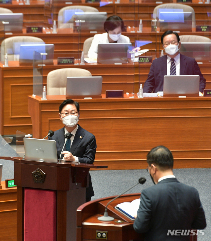 [서울=뉴시스] 최동준 기자 = 박범계 법무부 장관이 지난 16일 서울 여의도 국회 본회의장에서 열린 교육·사회·문화 분야 대정부질문에서 질의에 답변하고 있다. (공동취재사진) 2021.09.16. photo@newsis.com