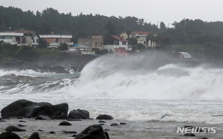 [서귀포=뉴시스] 우장호 기자 = 제14호 태풍 '찬투(CHANTHU)'가 북상 중인 지난 16일 오후 제주 서귀포시 표선면 토산2리 인근 앞바다에 거친 파도가 몰아치고 있다. 기상청은 태풍이 17일 오전 3시 서귀포 남남서쪽 110㎞까지 접근해 같은 날 오전 9시 서귀포 동남동쪽 약 50㎞ 해상까지 진출할 것으로 예보했다. 2021.09.16. woo1223@newsis.com
