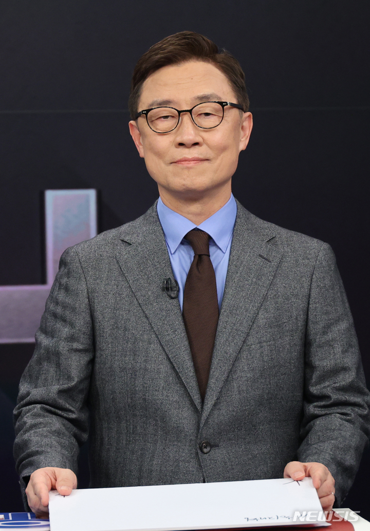 [서울=뉴시스] 국회사진기자단 = 최재형 국민의힘 대선 경선 예비후보가 지난 16일 서울 중구 TV조선에서 열린 방송토론회에서 토론 준비를 하고 있다. 2021.09.16. photo@newsis.com