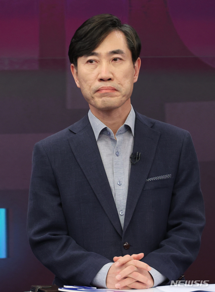 [서울=뉴시스] 국회사진기자단 = 하태경 국민의힘 대선 경선 예비후보가 16일 서울 중구 TV조선에서 열린 방송토론회에서 토론 준비를 하고 있다. 2021.09.16. photo@newsis.com