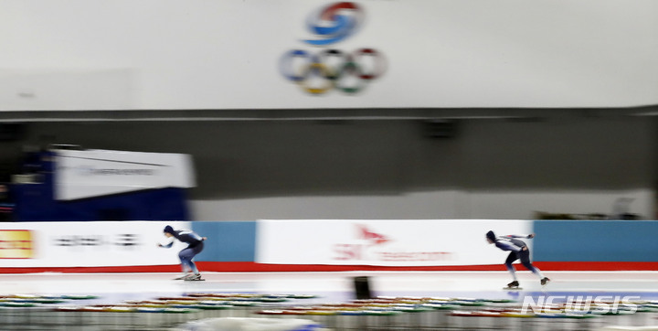 [서울=뉴시스] 홍효식 기자 = 16일 오후 서울 노원구 태릉 국제스케이트장에서 열린 SK텔레콤배 제56회 전국남녀 스피드 스케이팅 선수권대회, 여자부 3000M 결승에서 김보름(강원도청, 왼쪽)과 박지우(강원도청)가 질주하고 있다. 2021.09.16. yesphoto@newsis.com